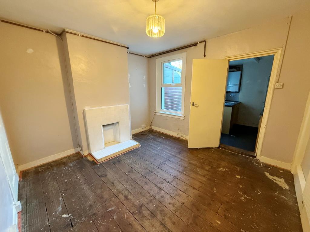 Lot: 67 - HOUSE IN NEED OF IMPROVEMENT - Dining room
